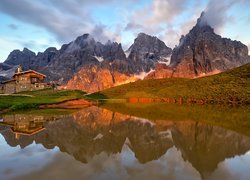 Włochy, Góry, Dolomity, Szczyt Cimon della Pala, Jezioro, Dom, Schronisko Baita Segantini, Chmury, Odbicie