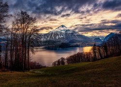 Widok znad jeziora Thunersee na górę Niesen w Szwajcarii