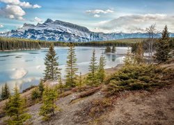 Góry, Góra, Mount Rundle, Lasy, Drzewa, Jezioro, Two Jack Lake, Park Narodowy Banff, Prowincja Alberta, Kanada