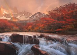 Jesień, Góry Andy, Tęcza, Czerwone, Drzewa, Kamienie, Głazy, Rzeka, Park Narodowy Los Glaciares, Argentyna