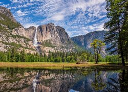 Stany Zjednoczone, Kalifornia, Park Narodowy Yosemite, Góry, Skały, Rzeka, Wodospad, Drzewa
