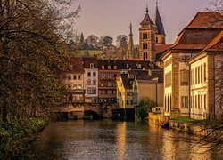Widok znad rzeki Neckar na domy i wieże kościoła w Esslingen