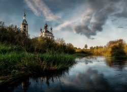 Widok znad rzeki Ustya na cerkiew