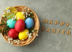 Wielkanocny koszyk obok napisu Happy Easter