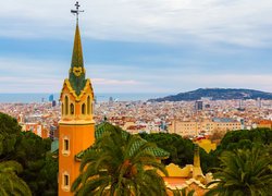 Wieża na tle panoramy Barcelony