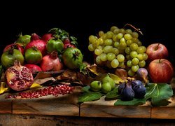 Owoce, Granaty, Figi, Winogrona, Jabłka, Deski, Czarne tło
