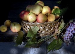 Winogrona obok kosza jabłek
