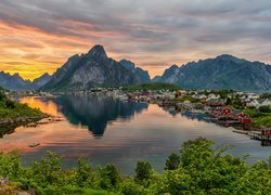 Norwegia, Lofoty, Wyspa Moskenesoya, Wioska Reine, Morze Norweskie, Kamienie, Domy, Góry, Zachód słońca, Chmury