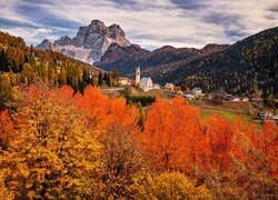 Włochy, Prowincja Belluno, Gmina Selva di Cadore, Góry, Dolomity, Szczyt Monte Pelmo, Jesień, Domy, Kościół