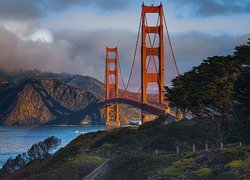 Góry, Cieśnina, Most, Golden Gate Bridge, Chmury, Drzewa, San Francisco, Kalifornia, Stany Zjednoczone