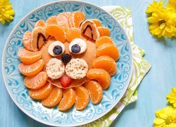 Wizerunek kota z owoców na talerzu