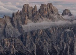 Włoskie Dolomity na tle chmur