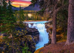 Kanada, Alberta, Park Narodowy Jasper, Wodospad, Athabasca Waterfall, Drzewa, Zachód słońca