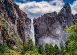Wodospad Bridalveil Fall w Parku Narodowym Yosemite