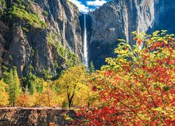 Wodospad Bridalveil Falls pośród jesiennych drzew w Parku Narodowym Yosemite