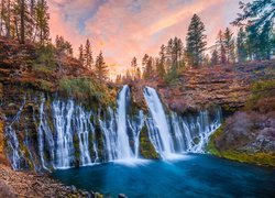 Wodospad, Burney Falls, Skały, Jesień, Drzewa, Park Stanowy McArthur Burney Falls, Kalifornia, Stany Zjednoczone