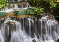 Wodospad Erawan Falls w Parku Narodowym Erawan w Tajlandii