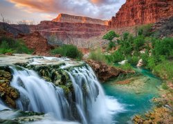 Wodospad, Havasu Falls, Rzeka Havasu Creek, Park Narodowy Wielkiego Kanionu, Kanion, Drzewa, Skały, Arizona, Stany Zjednoczone
