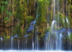 Wodospad Mossbrae Falls w kalifornijskiej miejscowości Dunsmuir