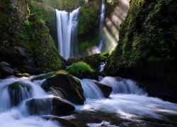Wodospad na skałach Creek Falls w Stanie Waszyngton