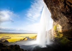 Wodospad Seljalandsfoss na skale w Islandii