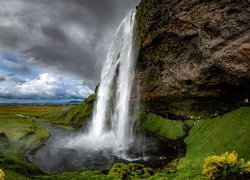 Islandia, Wodospad Seljalandsfoss, Skała, Roślinność, Ciemne, Chmury