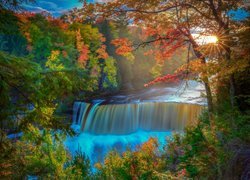 Jesień, Las, Drzewa, Rzeka, Tahquamenon River, Promienie słońca, Wodospad, Tahquamenon Falls, Miejscowość Paradise, Stan Michigan, Stany Zjednoczone