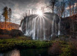 Wodospad, Park Narodowy Jezior Plitwickich, Promienie słońca, Jesień, Drzewa, Rośliny, Chorwacja