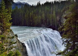 Wodospad Wapta Falls na rzece Kicking Horse w Kanadzie