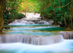 Wodospady Huai Mae Khamin Waterfall w okolicach Kanchanaburi w Tajlandii