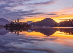 Wschód słońca nad Jeziorem Bled w Słowenii