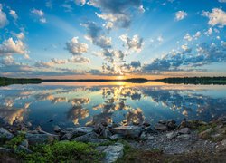 Wschód słońca nad jeziorem Kiantajarvi w Finlandii