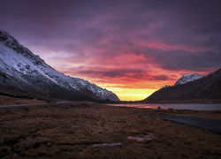Norwegia, Lofoty, Wyspa Flakstadøya, Ramberg, Wschód słońca, Góry, Niebo