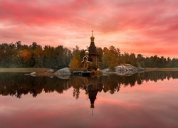 Wschód słońca nad Świątynią Andrzeja Apostoła i rzeką Vuoksi w Rosji