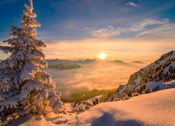 Wschód słońca w górach zimową porą