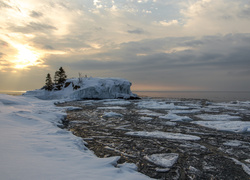 Wysepka Hollow Rock na Jeziorze Górnym w Minnesocie zimą