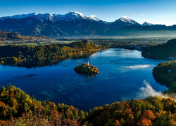 Wyspa Blejski Otok, Kościół Wniebowzięcia Marii Panny, Góry, Drzewa, Chmury, Zachód słońca, Jezioro Bled, Słowenia