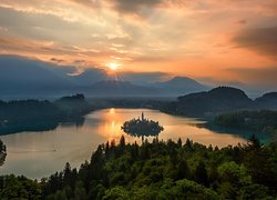 Słowenia, Wyspa Blejski Otok, Góry Alpy Julijskie, Jezioro Bled, Zachód słońca, Chmury, Drzewa
