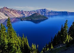 Jezioro Kraterowe, Wyspa Czarodzieja, Góry, Drzewa, Park Narodowy Jeziora Kraterowego, Oregon, Stany Zjednoczone