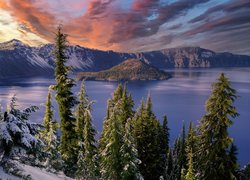 Park Narodowy Jeziora Kraterowego Góry, Jezioro Kraterowe, Drzewa, Wyspa Czarodzieja, Śnieg, Chmury, Stan Oregon, Stany Zjednoczone