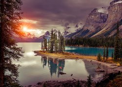 Park Narodowy Jasper, Góry, Promienie słońca, Jezioro Maligne, Wyspa Ducha, Drzewa, Chmury, Zachód słońca, Alberta, Kanada
