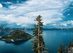 Park Narodowy Jeziora Kraterowego, Jezioro Kraterowe, Wyspa Czarodzieja, Góry, Drzewa, Chmury, Oregon, Stany Zjednoczone
