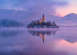 Wyspa z kościołem na słoweńskim jeziorze Bled we mgle
