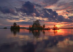 Jezioro Ala-Kitka, Zachód słońca, Chmury, Wysepka, Drzewa, Gmina Kuusamo, Ostrobotnia Północna, Finlandia