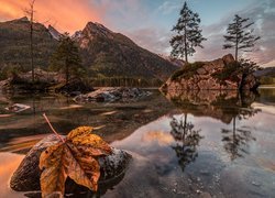 Góry, Alpy, Jezioro Hintersee, Skały, Drzewa, Zachód słońca, Bawaria, Niemcy