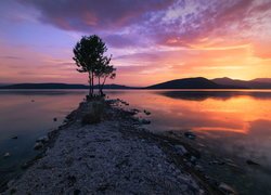 Zachód słońca nad jeziorem Kastoria w Grecji