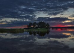 Jezioro Onega, Zachód Słońca, Chmury, Łódki, Wysepka, Drzewa, Trawy, Republika Karelii, Rosja