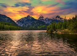 Park Narodowy Grand Teton, Wyoming, Stany Zjednoczone, Góry, Jezioro, Taggart Lake, Las, Drzewa, Zachód słońca
