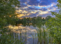 Zachód słońca nad jeziorem Thielenburger See w Dannenbergu