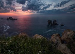 Hiszpania, Prowincja Kantabria, Gmina Santa Cruz de Bezana, Zatoka Biskajska, Morze, Skały, Chmury, Zachód słońca